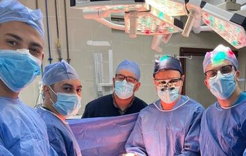 فريق الجراحة للعملية بمستشفى جامعة بنى سويف 