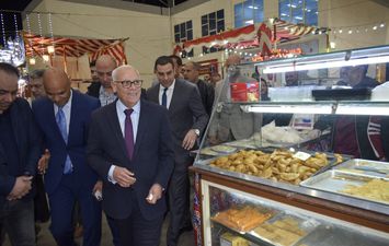 محافظ بورسعيد يتابع انتظام حركة البيع والشراء ببازار بورسعيد الجديد