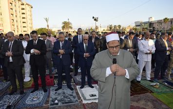 محافظ بورسعيد يشارك أبناء المحافظة صلاة عيد الفطر