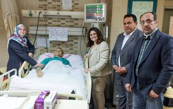 وزيرة الهجرة تزور الطالبين المصابين من المصريين العائدين من السوادن