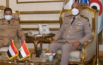 وزير الدفاع والإنتاج الحربى  مع وزير دفاع جمهورية اليمن