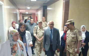 مدير مستشفى عين شمس يستقبل وفدًا من القوات المسلحة