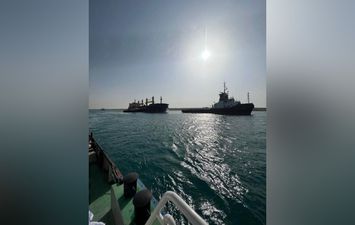 أثناء قطر سفينة شحن بضائع جنحت في قناة السويس 