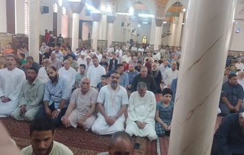 تعالي أصوات المصلين بالصلاة علي النبي  في مساجد كفر الشيخ   