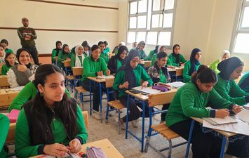 110215 طالب يؤدون امتحانات نهاية الفصل الدراسي الثاني بجميع المراحل التعليمية ببورسعيد بورسعيد .