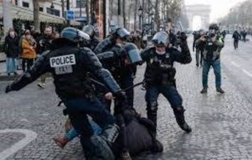 اشتباكات عنيفة بين مواطنين والشرطة الفرنسية 