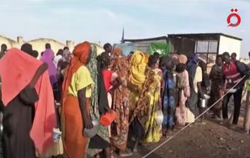 السودانيون يصطفون في طوابير لشحن هواتفهم 