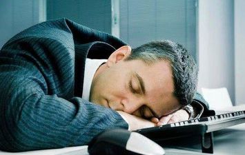 النوم في العمل يُعزز الإنتاجية