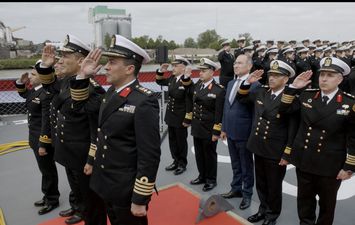 قائد القوات البحرية يرفع العلم المصرى على الفرقاطة &quot; القهار &quot; 