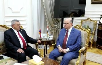 محافظ القاهرة يلتقي سفير ارمينيا