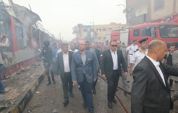محافظ بني سويف يتفقد حريق معرض شباب مصر 