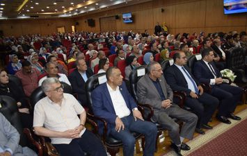 محافظ بورسعيد يستعرض جهود الدولة في إقامة كبرى المشروعات القومية على أرض بورسعيد. 