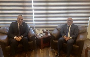 محافظ بورسعيد يلتقي رئيس الهيئة العامة 