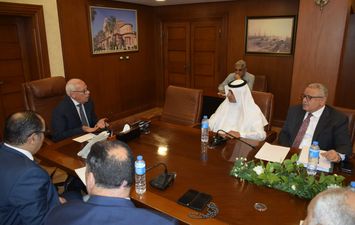 محافظ بورسعيد يناقش الخطوات التنفيذية  للتعاون مع مستثمر سعودي في المجال الصناعي 