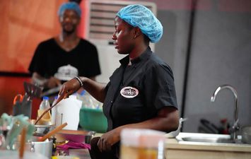 نيجيرية تقضي 100 ساعة متواصلة في إعداد الطعام