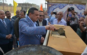 وزير التنمية المحلية يضع حجر أساس مركز خدمات مصر بالعريش ويتفقد شوارع المدنية 