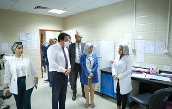 وزير الصحة يتفقد مستشفى 15 مايو النموذجي 