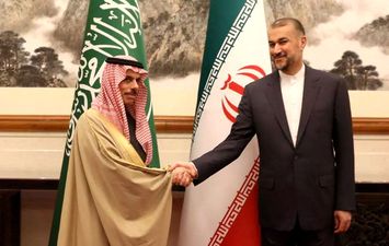وزيرا الخارجية السعودي والإيراني يناقشان تعزيز العلاقات بين البلدين