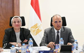 وزيرا الري والبيئة يعقدان إجتماع اللجنة العليا لتراخيص الشواطئ