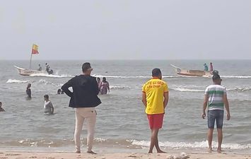 توافد المواطنين على شواطئ مصيف بلطيم وانتشار 100 منقذ ب 6 شواطئ