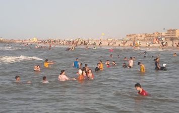 توافد المواطنين على شواطئ مصيف بلطيم