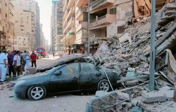انهيار عقار مأهول بالسكان بالإسكندرية 