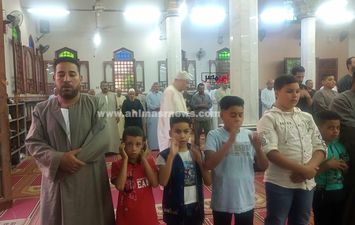 الأطفال يؤدون صلاة العيد بكفر الشيخ 
