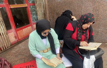 الامهات يمسكن المصاحف امام لجان الثانوية العامة ببورسعيد 