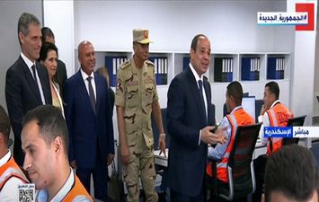 الرئيس السيسي يمازح موظفي تحيا مصر