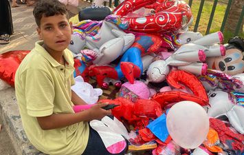 الطفل احمد بائع البلالين ببورسعيد