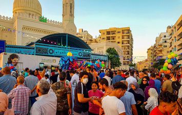 توافد الأهالي على كورنيش وشواطئ مرسى مطروح في أول أيام عيد الأضحى