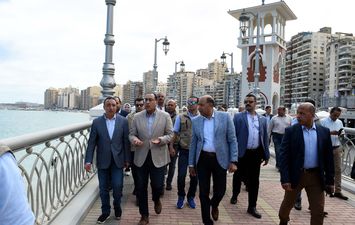 رئيس الوزراء يتفقد مشروع نفق وكباري السادات والممشى السياحي الجديد بميامي