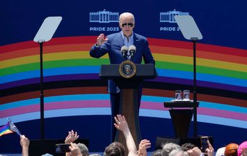سخرية وضجة في مواقع التواصل عقب رفع علم المثليين على البيت الأبيض