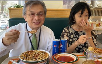 سفير اليابان يحتفل باليوم العالمي لسلامة الغذاء بتناول &laquo;الكشري&raquo; (صور)