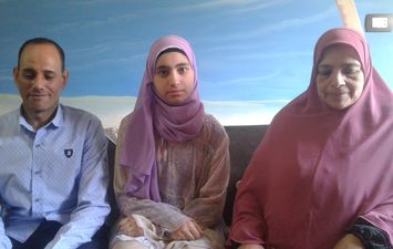 سهيلة خالد الأولى على الشهادة الإعدادية ببنى سويف مع والديها 