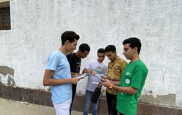 طالب الثانوية العامة ببورسعيد يراجعون اللغة الأجنبية الثانية امام اللجان