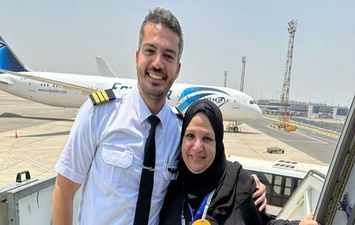 طيار يفاجئ والدته على طائرة متجهة إلى السعودية