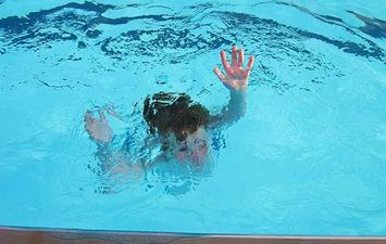 غرق طالب في حمام السباحه 