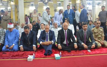 محافظ القليوبية يؤدى الصلاة بمسجد ناصر