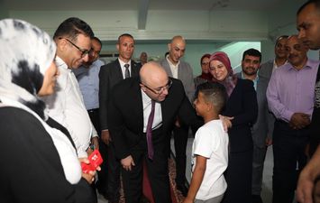 محافظ بنى سويف يوزع الهدايا على الأطفال الأيتام 