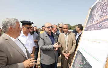 محافظ بني سويف يتابع تطوير الطرق والمحاور المرورية بمدينة ناصر 