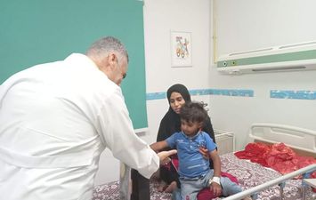 مدير مستشفى إهناسيا التخصصي ببنى سويف يوزع الهدايا على الأطفال المرضى 