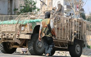 مقتل 11 ضابطًا حوثيًا في معارك مع القوات الحكومية
