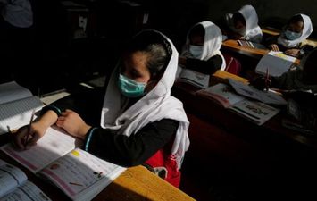 موجة التسمم تتسلل إلى أفغانستان.. عشرات الطالبات أصبن