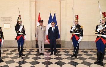  وزير الدفاع والإنتاج الحربى يعود إلى أرض الوطن عقب إنتهاء زيارته الرسمية بدولة فرنسا