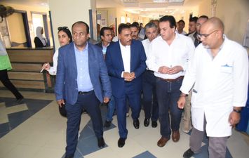 وزير الصحة ومحافظ مطروح يتفقدان مستشفى الحمام المركزي