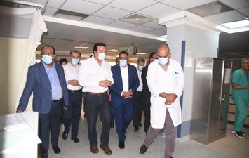 وزير الصحة يتفقد أقسام مستشفى مارينا المركزي