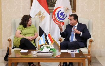 وزير الصحة يلتقي نظيرته الأرجنتينية لبحث سبل التعاون المشترك 