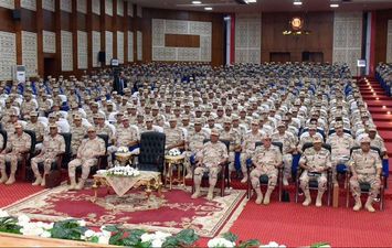 وزير الدفاع والإنتاج الحربي يلتقي عددًا من مقاتلي المنطقة الغربية العسكرية