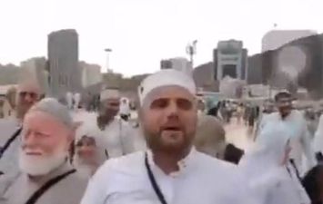 أحد الحجاج يدعو بشئ غريب أثناء مناسك الحج